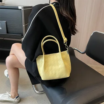 Tento rok je moderný a minimalistický voľný čas taška 2023 lete nové žien taška jediný ramenný crossbody taška módu vedro vrece trend